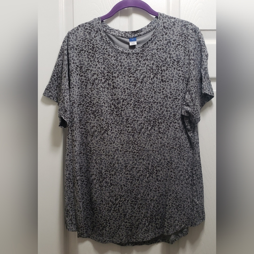Old Navy Luxe Tshirt in Size Large